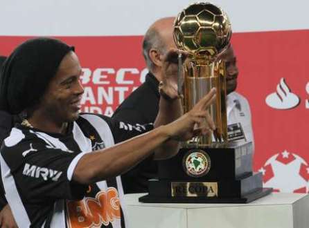 Ronaldinho beija a taça da Recopa Sul-Americana
