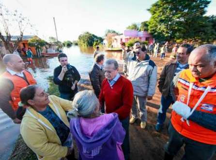 Governador Tarso Genro visitou as áreas mais atingidas pela chuva intensa do RS na terça-feira