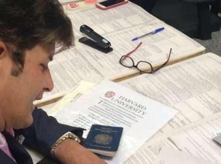 Dr. Rey publicou nas redes sociais vídeo em que aparece escrevendo uma carta em português no TRE-SP