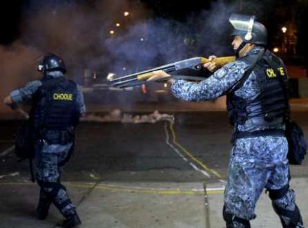 Houve tumulto quando policiais revistaram um artesão