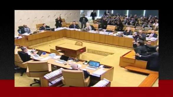 No dia 11 de junho, durante uma sessão da Corte, Joaquim Barbosa mandou seguranças da Corte retirarem o advogado do plenário.