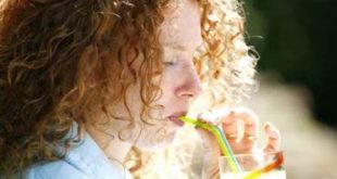 Copo de 250 ml de suco de laranja tem o equivalente a sete colheres de chá de açúcar