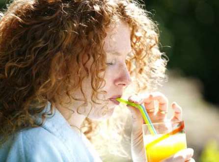 Copo de 250 ml de suco de laranja tem o equivalente a sete colheres de chá de açúcar