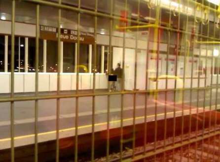 O casal não se intimidou com as câmeras de segurança e com os usuários que passavam pela estação