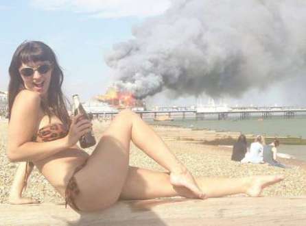 Jovem vira sucesso na web com foto de biquíni em incêndio