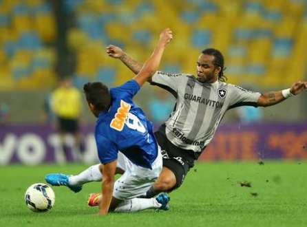 Carlos Alberto disputa bola