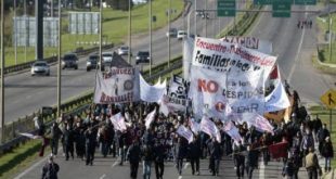 Manifestantes caminhar ao longo da estrada Pan-Americana em Buenos Aires