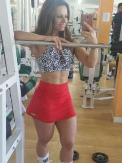 Viviane Araújo tira uma selfie durante treino na academia