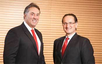 O presidente do mineiro Banco Bonsucesso, Paulo Henrique Pentagna Guimarães (E), e o presidente do Santander, Jésus Zabalza, anunciaram ontem a criação da joint venture