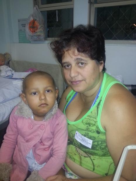 Mayara Caroline chegou a passar por 30 perfurações em dois dias de tentativas. Furaram em tudo quanto é lugar, menos na cabeça, com intervalo de uma hora para que ela pudesse descansar. Há um ano e meio a menina de 3 anos e sete meses faz tratamento contra um meduloblastoma no cerebelo. A mãe Helena Cristina Pestana deixou Itacarambi e o trabalho como feirante para acompanhar a filha. “As pessoas não tem idéia do tamanho do sofrimento da criança, além da dor e do trauma pelas injeções”, conta a mãe. 
