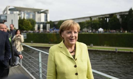 Primeira-ministra Angela Merkel explicará a situação aos deputados em uma sessão extraordinário nesta segunda.