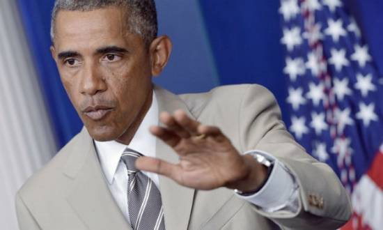 Cor pouco habitual utilizada pelo presidente americano, conhecido por um estilo sóbrio, chamou ainda mais a atenção por conta das amplas ombreiras