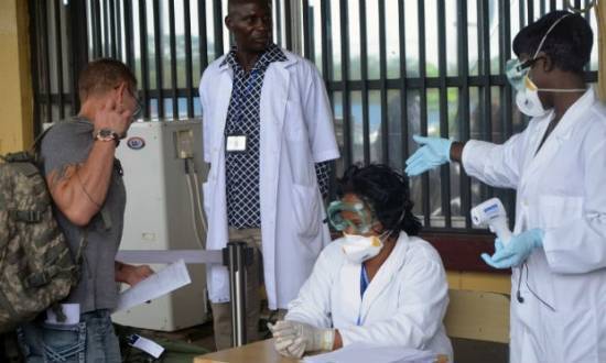 Doença é transmitida por contato direto com o sangue, secreções ou fluidos corporais de pessoas infectadas