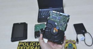 Foram apreendidos CDs, pen drives, notebooks, DVDs e discos rígidos, que passarão por perícia técnica para averiguar o conteúdo
