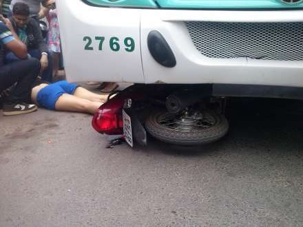 Montes Claros - Acidente envolvendo ônibus e motociclista deixa uma pessoa ferida, na Vila Guilhermina