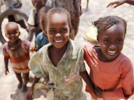 Duas em cada cinco crianças viverão em África nos próximos 35 anos, estima um relatório da Unicef, que, por isso, apela ao investimento na geração mais nova do continente.
