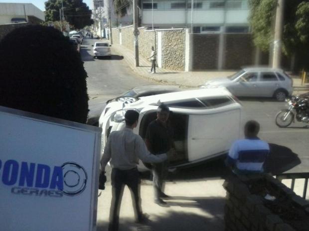 Montes Claros - Carro capota na Avenida Sanitária