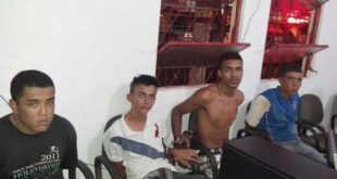 A PM foi chamada e consegiu apreender quatro suspeitos, alem de três armas de fogo.