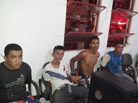 A PM foi chamada e consegiu apreender quatro suspeitos, alem de três armas de fogo.