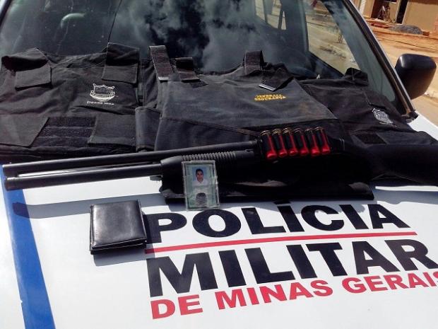 Montes Claros - Polícia Militar apreende coletes a prova de balas e espingarda no Residencial Minas Gerais