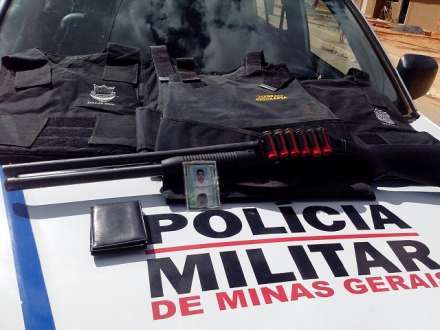 Montes Claros - Polícia Militar apreende coletes a prova de balas e espingarda no Residencial Minas Gerais