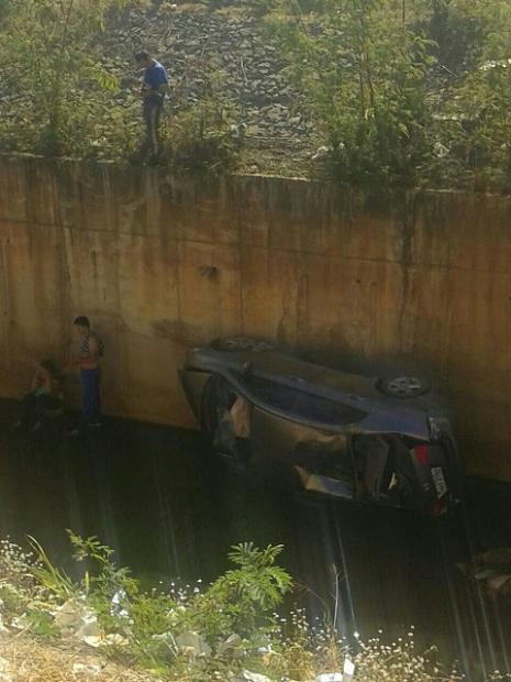 Montes Claros - Carro cai dentro de córrego da Avenida Sidney Chaves