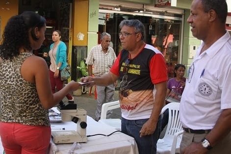 Na tarde desta terça-feira, 12 de agosto, uma equipe do Centro de Controle de Zoonoses (CCZ) realizou, na rua Simeão Ribeiro (Quarteirão do Povo), uma ação educativa, com distribuição de panfletos informativos sobre como se evitar doenças transmitidas por animais. A coleira repelente do inseto transmissor da Leishmaniose também foi apresentada à população. Cerca de 10 mil cães do Grande Maracanã irão receber as coleiras, evitando assim a propagação doença. Microscópio com insetos e suas larvas também foram expostos à população. O objetivo era lembrar dos cuidados com a dengue, que nunca podem ser esquecidos.