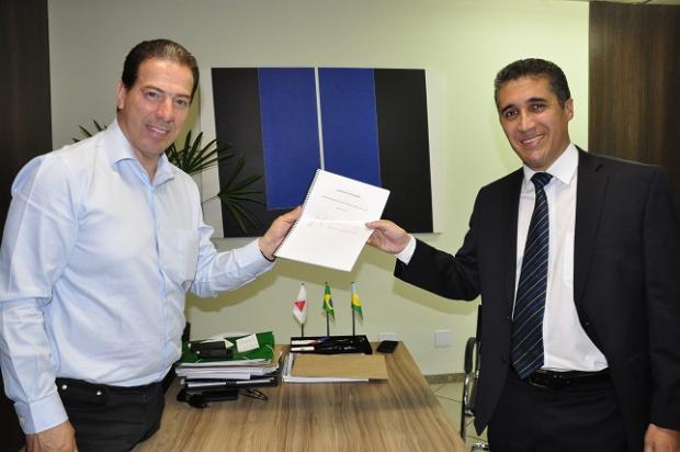 O superintendente do Banco do Nordeste (BNB), Wesley Mácio Gonçalves Maciel, entregou ao prefeito Ruy Muniz, nesta terça-feira, 19, o laudo que apresenta o valor do antigo prédio da Coteminas, na Avenida Magalhães Pinto, endereço onde poderá funcionar a nova sede da Prefeitura de Montes Claros.