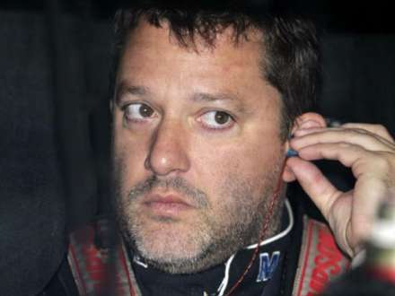 Tony Stewart chegou a ser interrogado pelas autoridades locais, mas cooperou com as investigações, segundo o xerife, que afirmou que o piloto estava bastante triste (AP)
