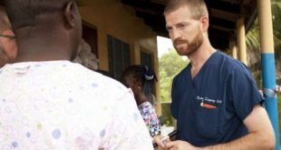 Kent Brantly, um dos dois profissionais de saúde dos EUA infectados com o vírus, desembarcou no sábado em uma base aérea do estado da Geórgia