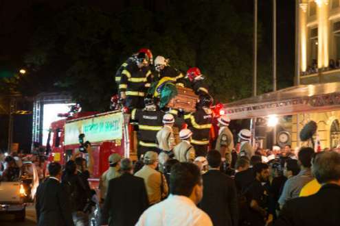 Bombeiros tiram caixão de Eduardo. Foto: Luiz Pessoa/NE10