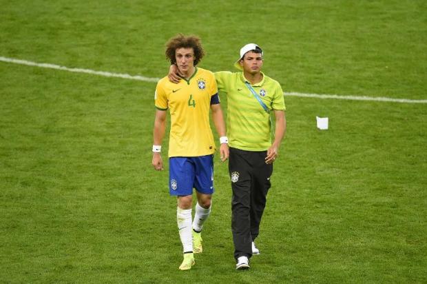 O zagueiro David Luiz é consolado pelo capitão da seleção brasileira, Thiago Silva, após a derrota para a Alemanha por 7 a 1 pela semifinal da Copa do Mundo, no Estádio do Mineirão, em Belo Horizonte