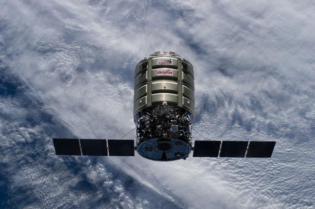 Foto da Cygnus antes de se acoplar à Estação Espacial Internacional - See more at: http://blogs.ne10.uol.com.br/mundobit/2014/08/18/nave-espacial-cygnus-se-desintegra-ao-voltar-terra-apos-cumprir-missao/#sthash.wE3x6ubs.dpuf