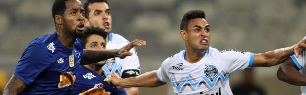 Brasileirão 2014 - Cruzeiro bate Grêmio no fim e abre vantagem na liderança