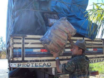 Carvão seria vendido em Belo Horizonte, segundo o caminhoneiro (Foto: Divulgação / Polícia Militar Rodoviária)
