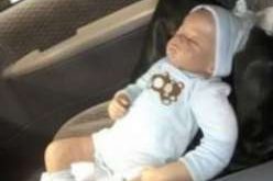 Ao quebrar a janela do veículo, os paramédicos se depararam com uma boneca