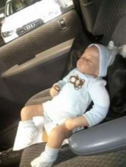 Ao quebrar a janela do veículo, os paramédicos se depararam com uma boneca