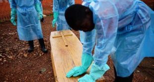 Caixões são preparados para as vítima mortas pelo ebola