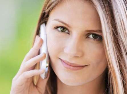 Indispensável na rotina de grande parte das mulheres, o celular pode se tornar um inimigo da beleza, já que o seu uso excessivo é capaz de causar alergias e até o aparecimento de manchas e rugas na pele