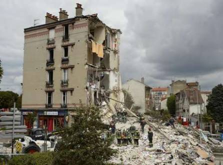 Bombeiros trabalham em escombros após explosão de prédio em Paris