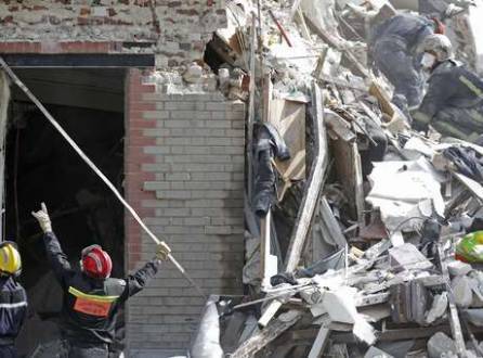 Bombeiros trabalham em escombros procurando desaparecidos após explosão