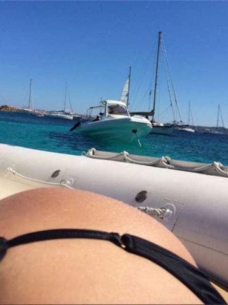 Gimenez toma sol em lancha na Itália
