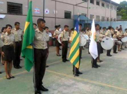 Escola implantou disciplina da cartilha militar e alega ter acabado com os casos de violência