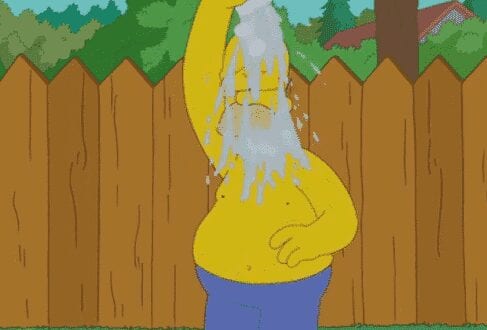 Homer Simpson encara o desafio do balde de gelo