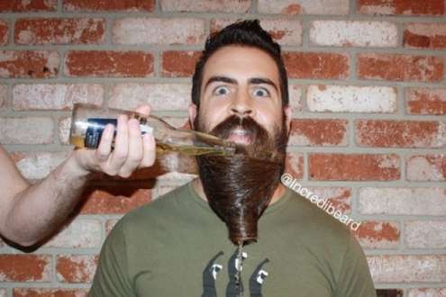 Homem usa barba para apoiar alimentos e bebidas.