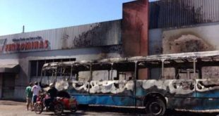 A Polícia Militar ainda não sabe se o incêndio foi criminoso ou se provocado por uma pane no veículo; a Polícia Civil realizou perícia no local