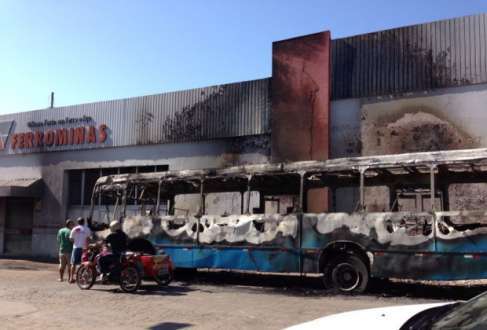 A Polícia Militar ainda não sabe se o incêndio foi criminoso ou se provocado por uma pane no veículo; a Polícia Civil realizou perícia no local