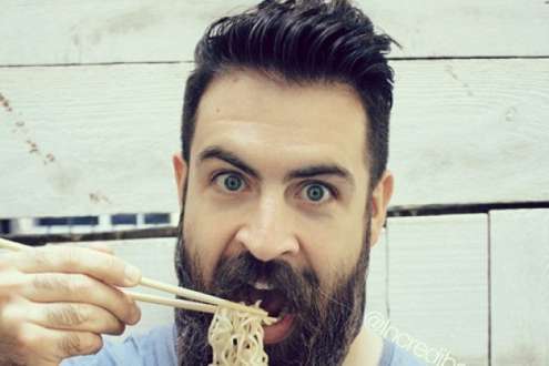 Homem usa barba para apoiar alimentos e bebidas.