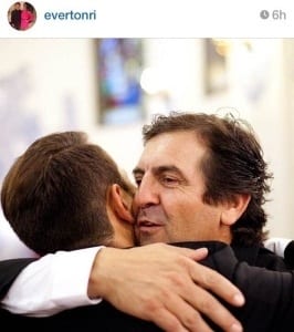 "Meu espelho, um homem com princípios e generoso!!! TE AMO", escreveu Everton Ribeiro