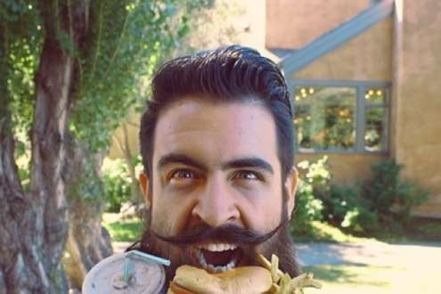 Homem usa barba para apoiar alimentos e bebidas.